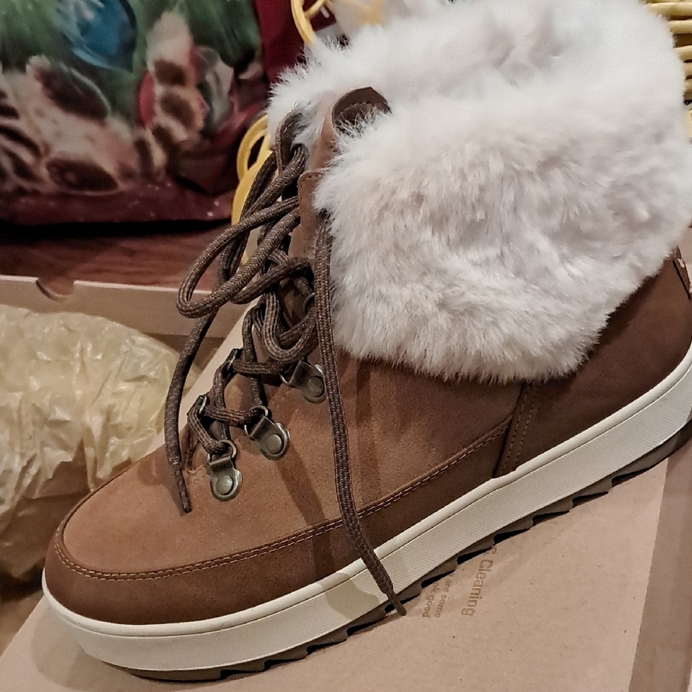 Koolaburra Brown Ankle Boots with White Fur Trim